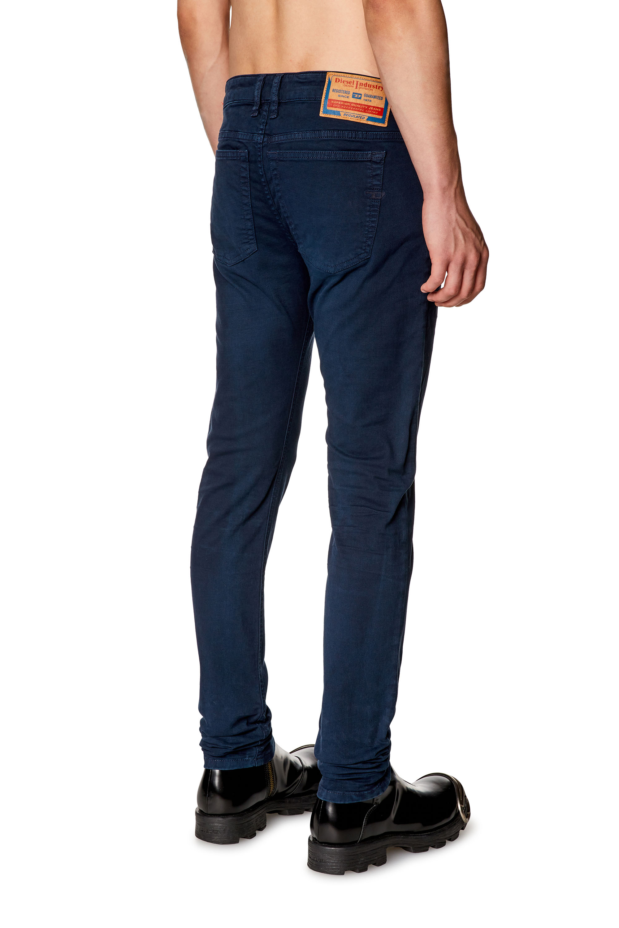 Men's Skinny Jeans: close-fitting, tight, low waist